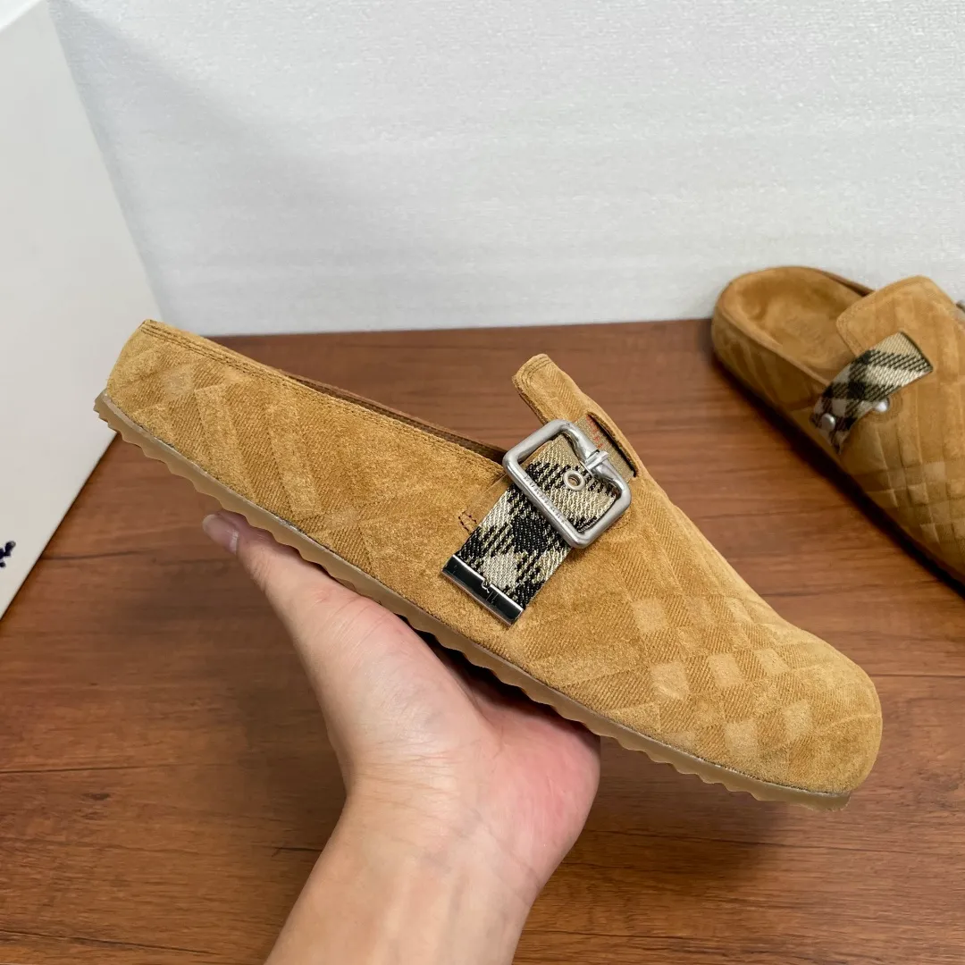 P380 Burberry's new men's checkered leather Urchin half-flop. This half-flop sandal is made of soft suede cowhide with signature embossing on the upper. It is fully lined with cowhide and has an adjustable B-shaped buckle strap. It is decorated with the signature sand-colored Burberry check pattern of jacquard worsted. The upper wraps around the midsole and is paired with a sole made of the same upper material with an embossed logo on the heel and a wavy rubber outsole embellished with the Burberry lettering. Fashionable and casual! Comes with full set of original packaging dust bag! Code number: 39-40-41-42-43-44 standard code (38/45 can be customized and returns and exchanges are not supported) No. 012